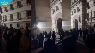 Жена се опита да излезе от парламента, протестиращи я върнаха с викове „Оставка“ (видео)