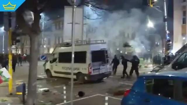 Тежки сблъсъци пред централите на ГЕРБ и ДПС: бомбички, горящи кофи и счупен полицейски бус (видео)