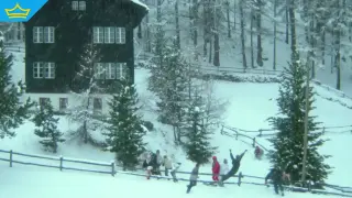 Швейцарското селце от клипа „Last Christmas“ на Wham! привлича фенове от цял свят