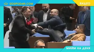 Мийм на деня: Когато на коледния банкет се скарате кой да седне на масата на шефа (видео)