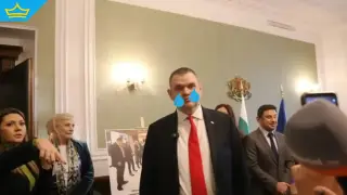 Пеевски напусна кабинета с герба, гласуват дали да остане с охрана