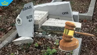 Съдът реши дали да остави в ареста вандала, потрошил надгробни плочи на Софийските гробища