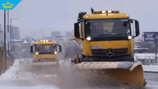 България под снежна блокада: 1000 машини борят зимата, докато автобус с хора бедства цяла нощ (видео)