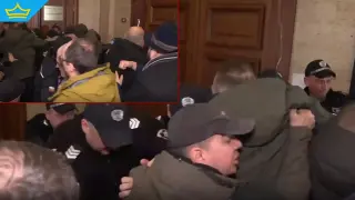 Протестиращи щурмуваха кабинета на Борислав Сарафов в Съдебната палата (видео)