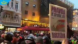 Напрежението в Белград ескалира: Протести прераснаха в сблъсъци с полицията