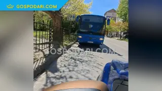 Автобус в насрещното в центъра на София - шофьорът ръкомаха на другите участници в движението (видео)