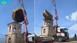 Купол на камбанария падна по време на ремонт на храм от културно значение (видео)