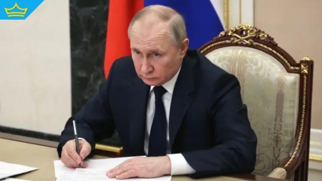Случайни минувачи или подбрани статисти: Едни и същи граждани се снимат с Путин от години