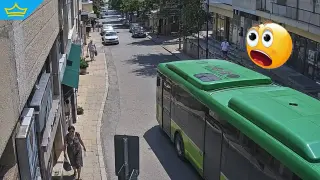 Мъж с дете на ръце ритна електробус в Хасково и си счупи крака