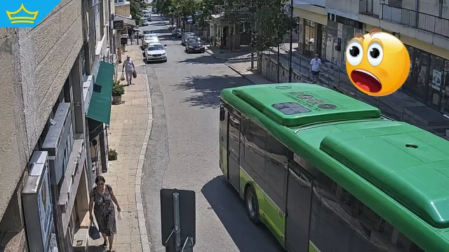 Мъж с дете на ръце ритна електробус в Хасково и си счупи крака