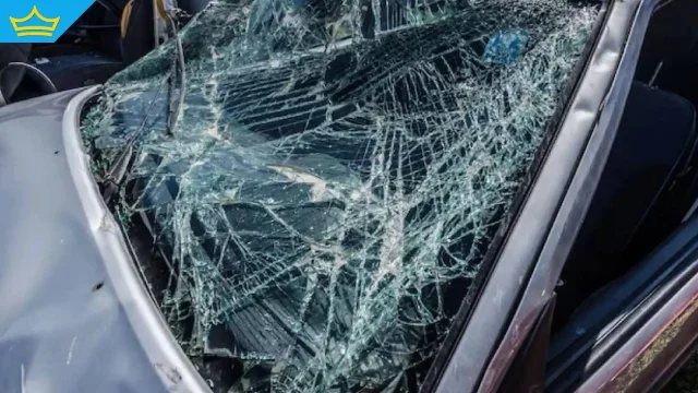15-годишен се блъсна с автомобил в стълб, рани 5 деца