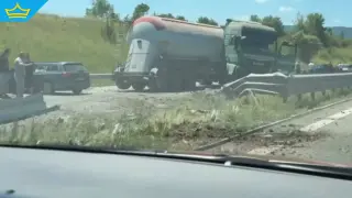 Камион разкъса мантинелата на АМ „Струма“ край Мало Бучино, има пострадал (видео)