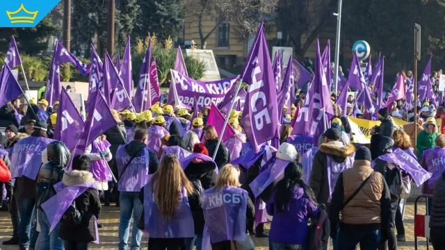 Държавни служители протестират срещу идеята да плащат осигуровките си