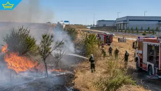 Шест екипа на пожарната гасят огън край Стара Загора, няма пряка опасност за жителите