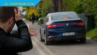 Aвтомобил на НАП използва тротоара като обходен маршрут (видео)