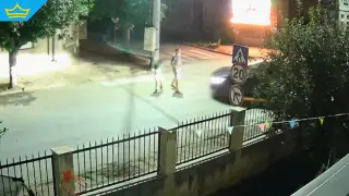 Шофьор блъсна общински съветник и 8-годишното му дете на пешеходна пътека в Червен бряг и избяга (видео)