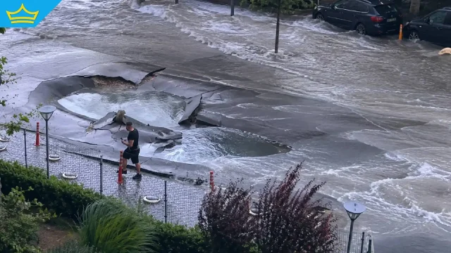 Авария на магистрален водопровод превърна улици във Варна в реки (видео)