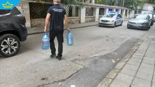 Туби, гуми и конуси „пазят“ паркоместа във Враца: Инспектори ги прибират (видео)
