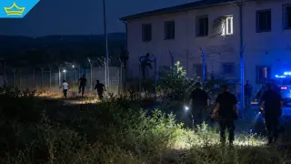 Предписания има, мерки няма: 12 мигранти избягаха от центъра в Пъстрогор