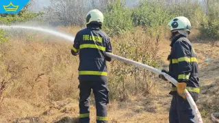 Шест екипа огнеборци гасиха пожар, причинен от дете край Градец