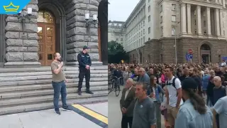 Искат оставката на Радев на протест в центъра на София  (видео)