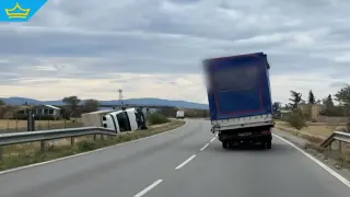 Ураганен вятър обърна камион край Мъглиж (видео)