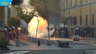 Демонстранти атакуваха централата на управляващата партия в Албания (видео)