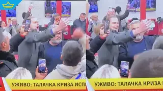 Граждани нахлуха в проправителствена телевизия в Белград и прекъснаха живо предаване (видео)