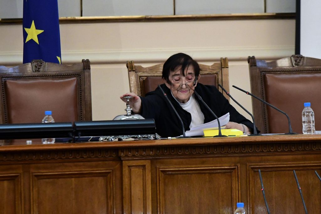 Култовата Мика Зайкова се завърна на парламентарната сцена