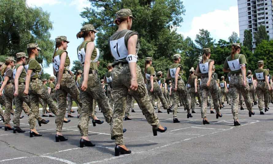 В Украйна накараха жени-военни да маршруват с токчета