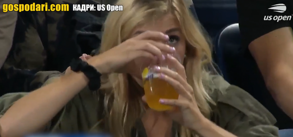 Блондинка срази зрителите на US OPEN TENNIS с пиенето си (видео)