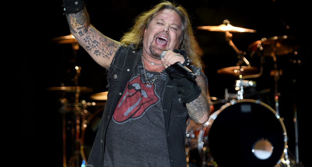 Винс Нийл от Motley Crue падна от сцената и счупи ребра