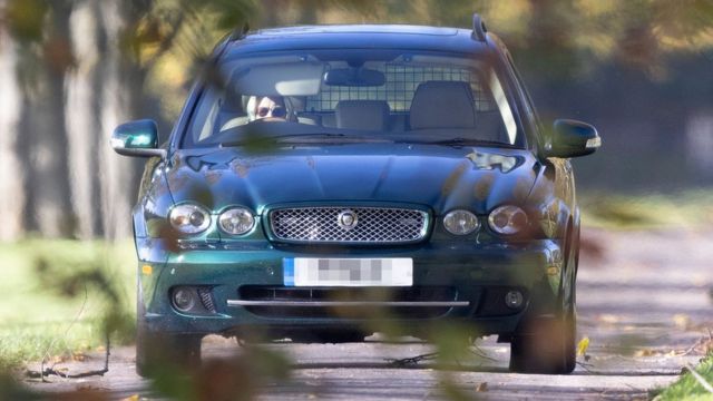 Снимка на релаксиращата кралица Елизабет II стана вайръл в мрежата