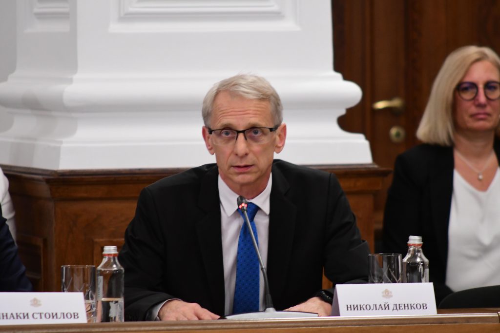 Министър Денков: Преболедувалите и ваксинираните деца няма да бъдат тествани