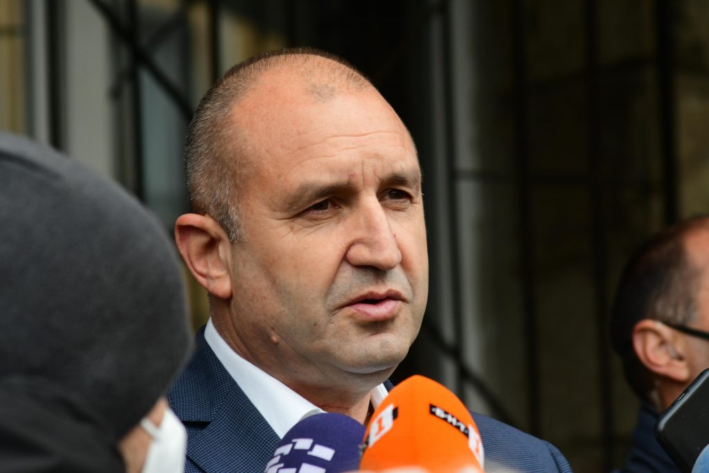 Радев: Правителството трябва да внимава с кого и с какво си има работа