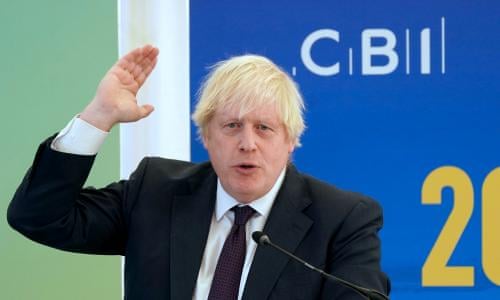 Борис Джонсън се сравнява с Мойсей и имитира кола по време на важна реч