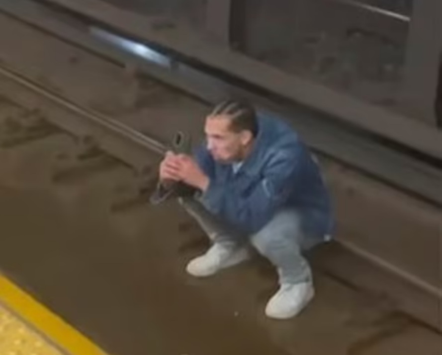 Мъж седна на релсите на метрото в Ню Йорк, за да снима приятел с телефона си 