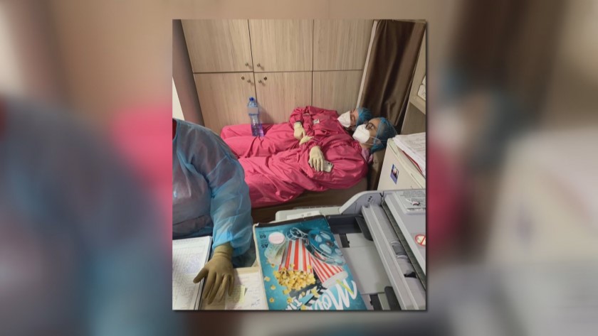Снимка показва съсипани от умора медици в Covid отделение