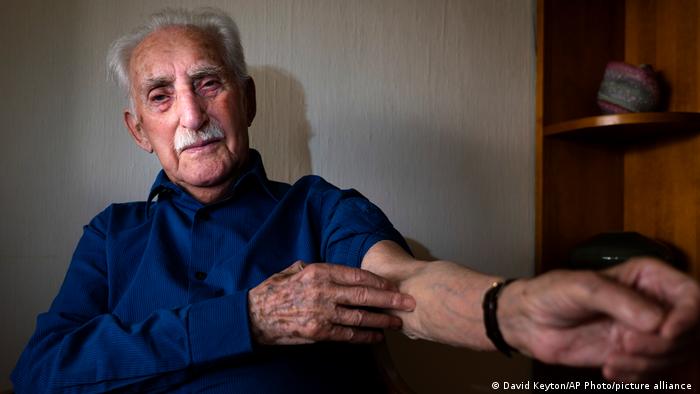 "Убиха майка ми и още 63 мои роднини": един от последните живи свидетели на Холокоста разказва
