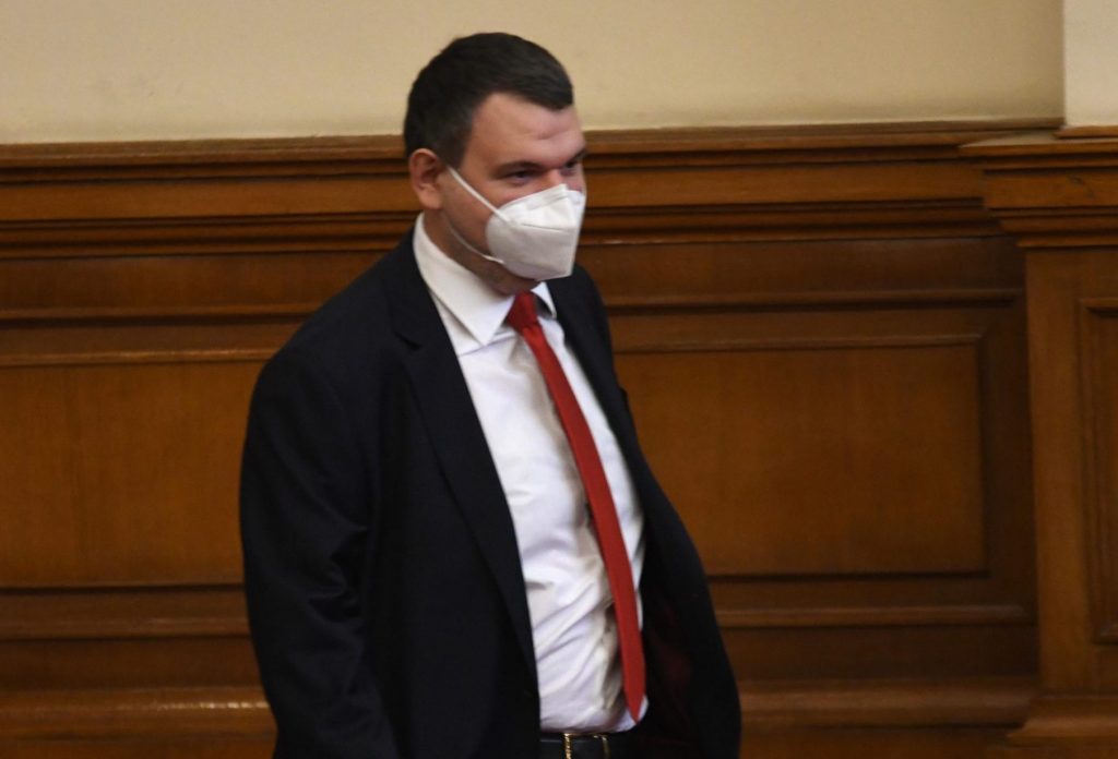 Има ли грешка в изречението: Гешев проверява Цацаров, Цацаров - Гешев, а двамата заедно - Пеевски