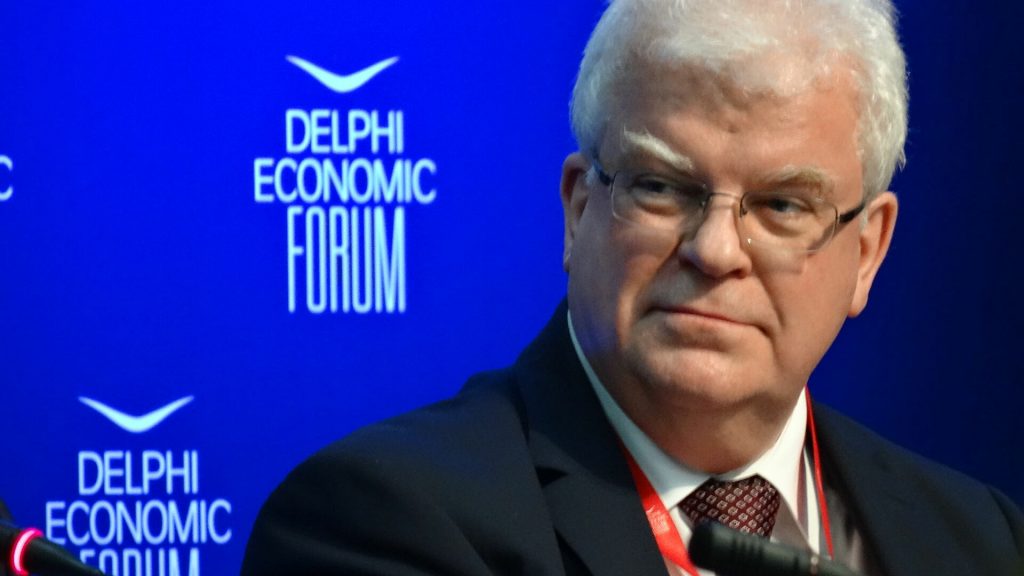 Русия изтегля военни части от Крим
