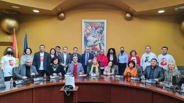 Провокация в македонския парламент: Опозицията с тениски с лика на Гоце Делчев