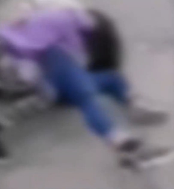 Ученички се биха пред входа на училище заради момче