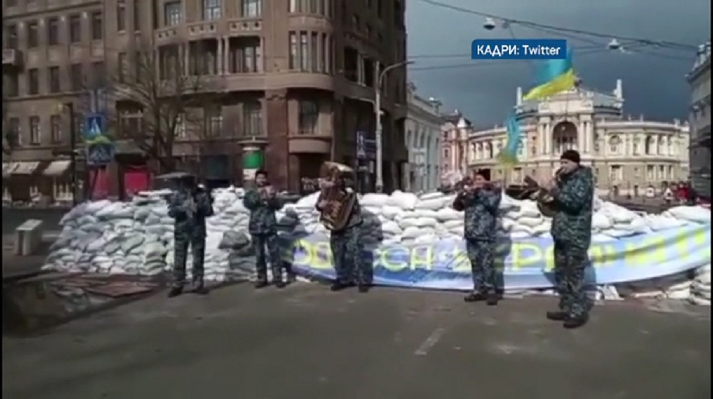 Украински войници изпълняват Don't Worry, Be Happy в очакване на руска атака над Одеса 