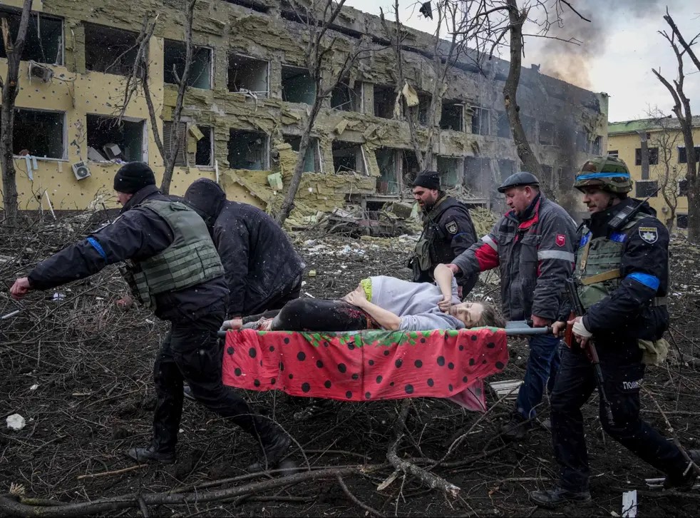 Повалени жилищни сгради и жертви след нови атаки в Киев