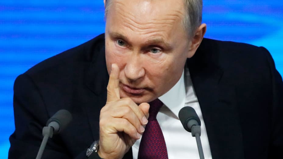 Путин уволнил 1000 подчинени от страх да не бъде отровен 