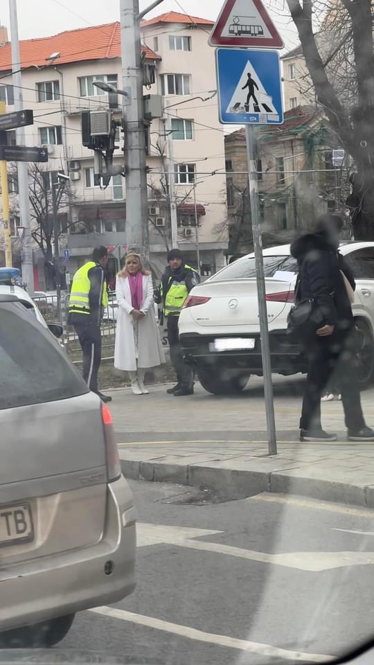 Шефката на "Артекс" паркира "Мерцедеса" си на тротоара на Руски паметник