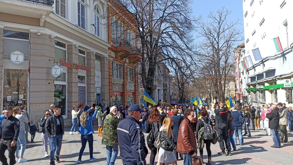Стотици хора във Варна и Пловдив излязоха на шествие срещу войната в Украйна 