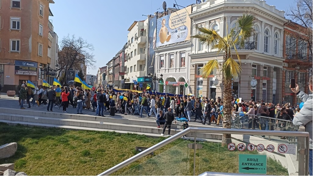 Стотици хора във Варна и Пловдив излязоха на шествие срещу войната в Украйна 