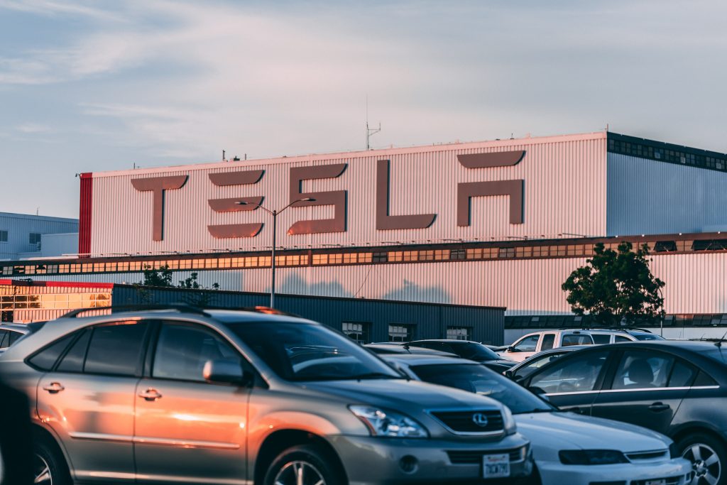 Дрон засне фабриката на Tesla отвътре